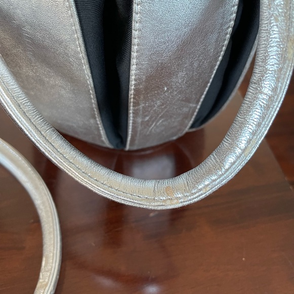 Two-tone silver/black structured leather handmade Tulip handbag - Picture 7 of 8